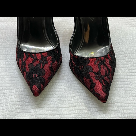 Guess red satin w/black lace size 8 but fits more to a 7.5 - Picture 6 of 10